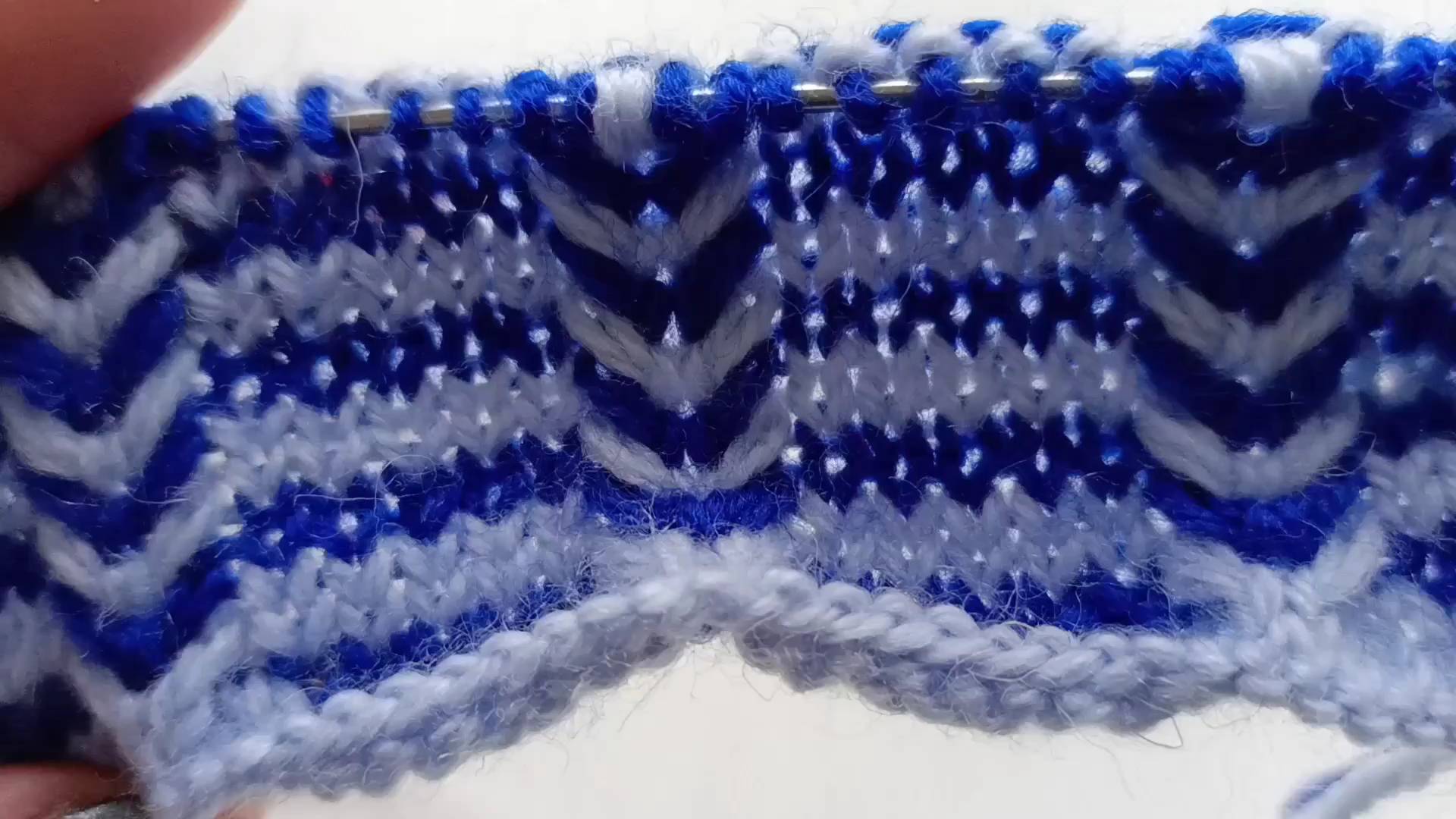 Узор спицами _Цветные косички_, подробное видео для начинающих, пошагово