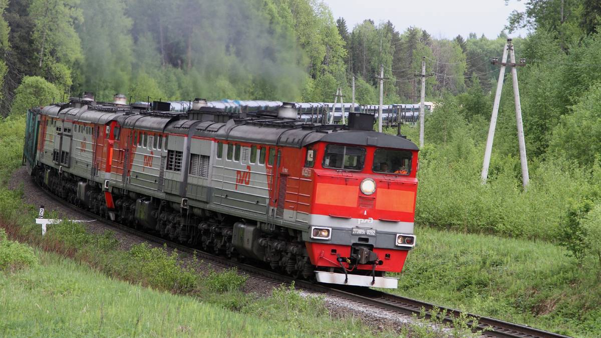 Поезда под тепловозами на линии Киров - Котлас. Май 2021 года