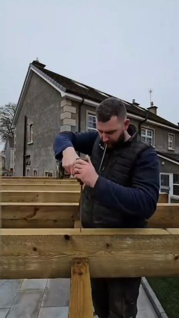 Простой, быстрый и несложный в монтаже пристраиваемый деревянный навес. Для машины  зоны отдыха, пр.