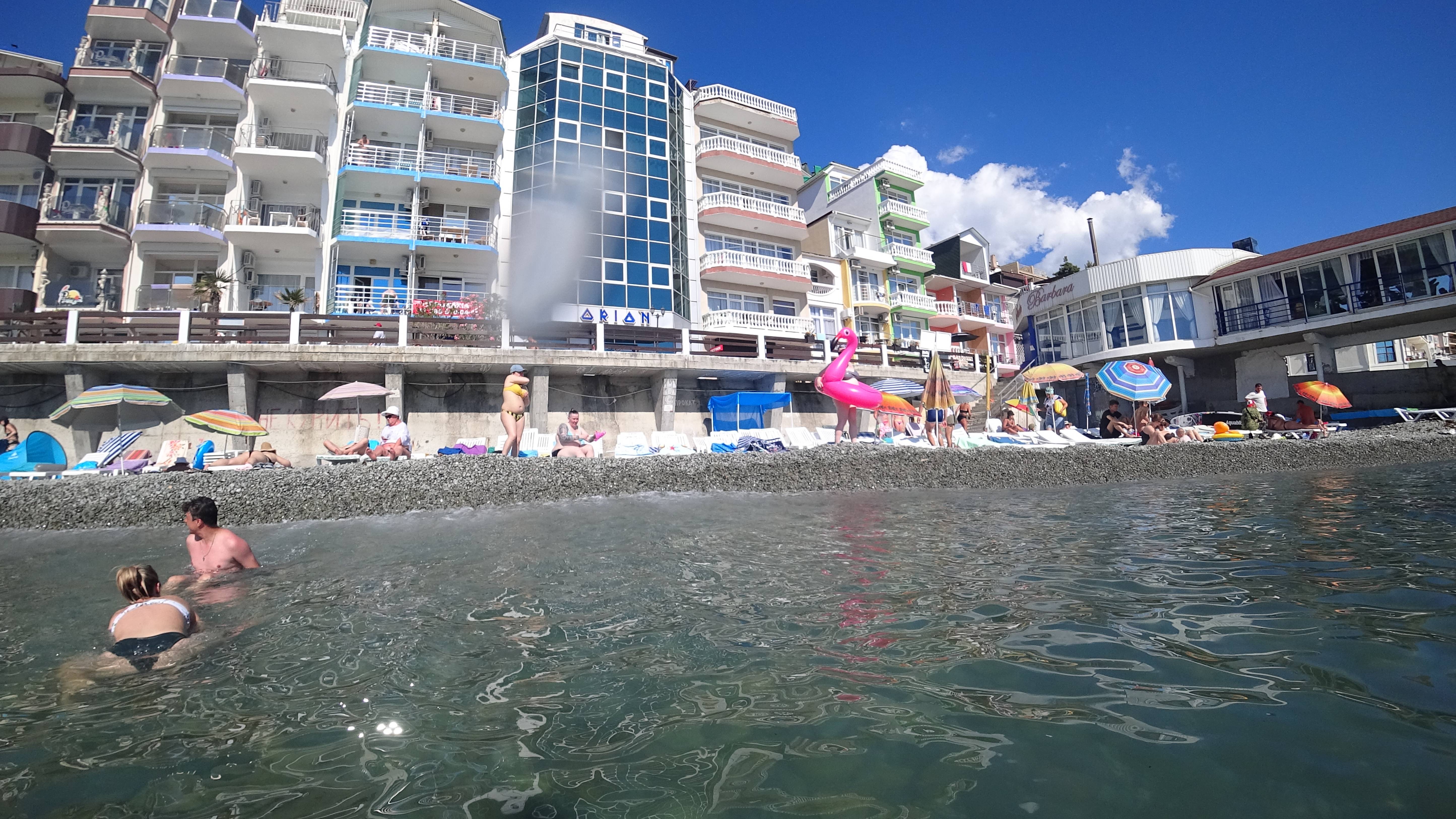 А это другая сторона отдыха на море. Утес. Алушта Крым. Люди ну будьте немного ........