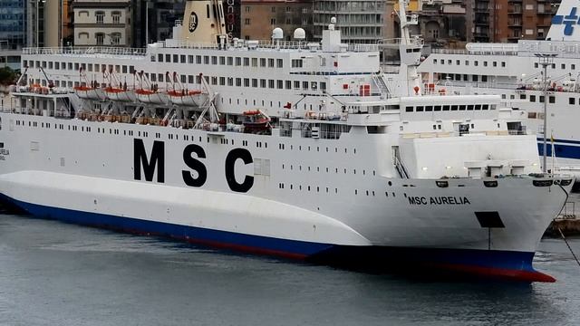 паромы в порту Неаполя