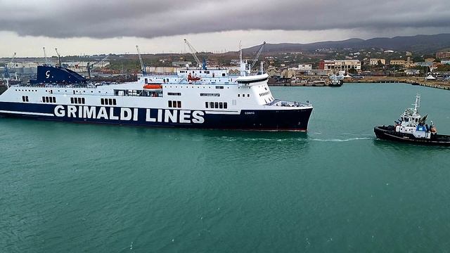 паром корфу заходит в порт