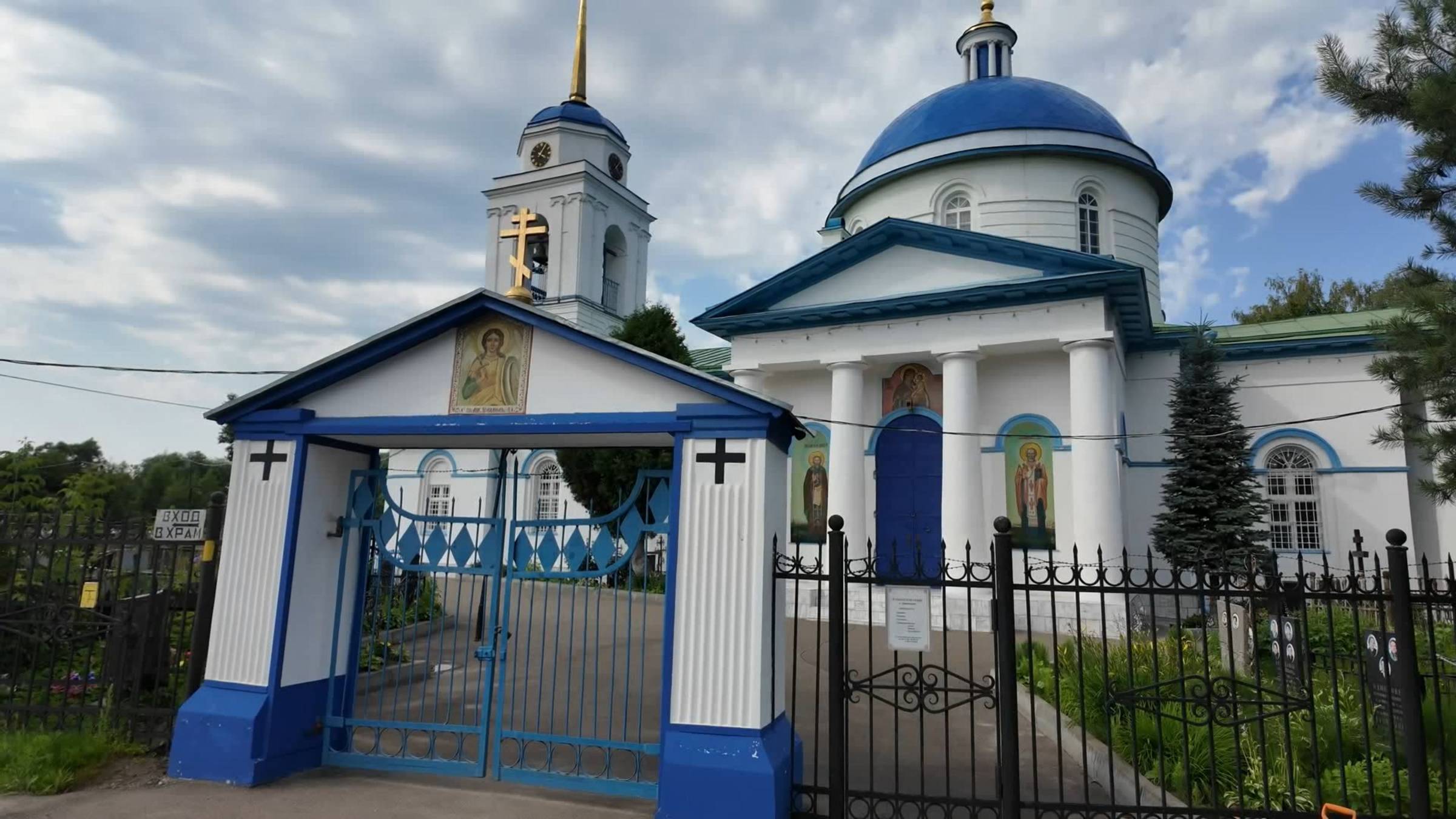 Церковь Иконы Божией Матери Казанская и часовня Чуда Михаила Архангела в Хонех в селе Иванисово.