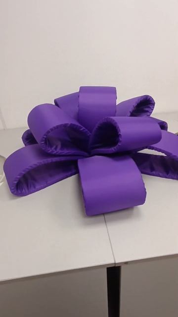 Огромный  фиолетовый бант.
