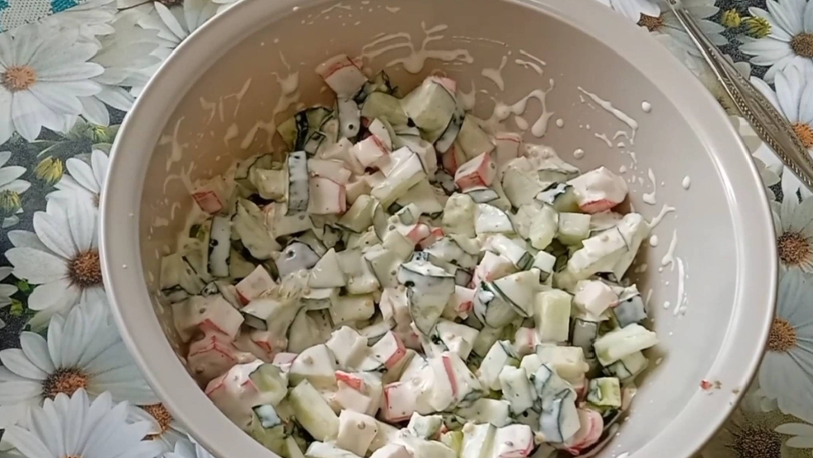 Салат со свежим огурцом и крабовыми палочками. Безумно вкусный , а готовить проще простого.