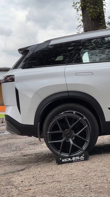 JAECOO J7 на примерке дисков в 19-ом диаметре