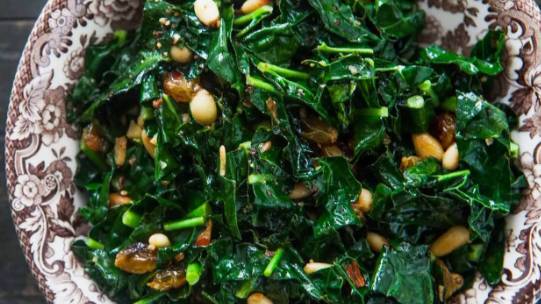 Шпинат с орехами по-бенгальски.