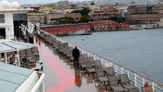 лайнер заходит в порт