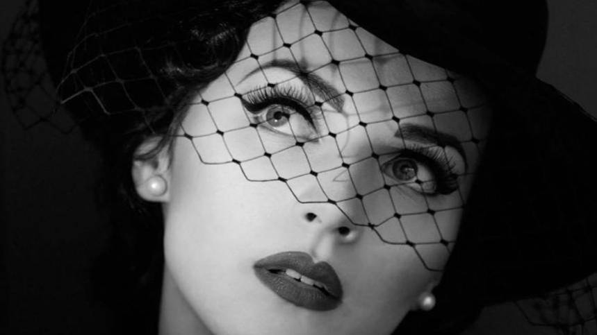 В ШУМНОМ ПЛАТЬЕ МУАРОВОМ