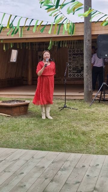 Анна Алексеева поет на Тусульгэ Хангаласского улуса Ысыах Туймаад 28.06.2025 г.