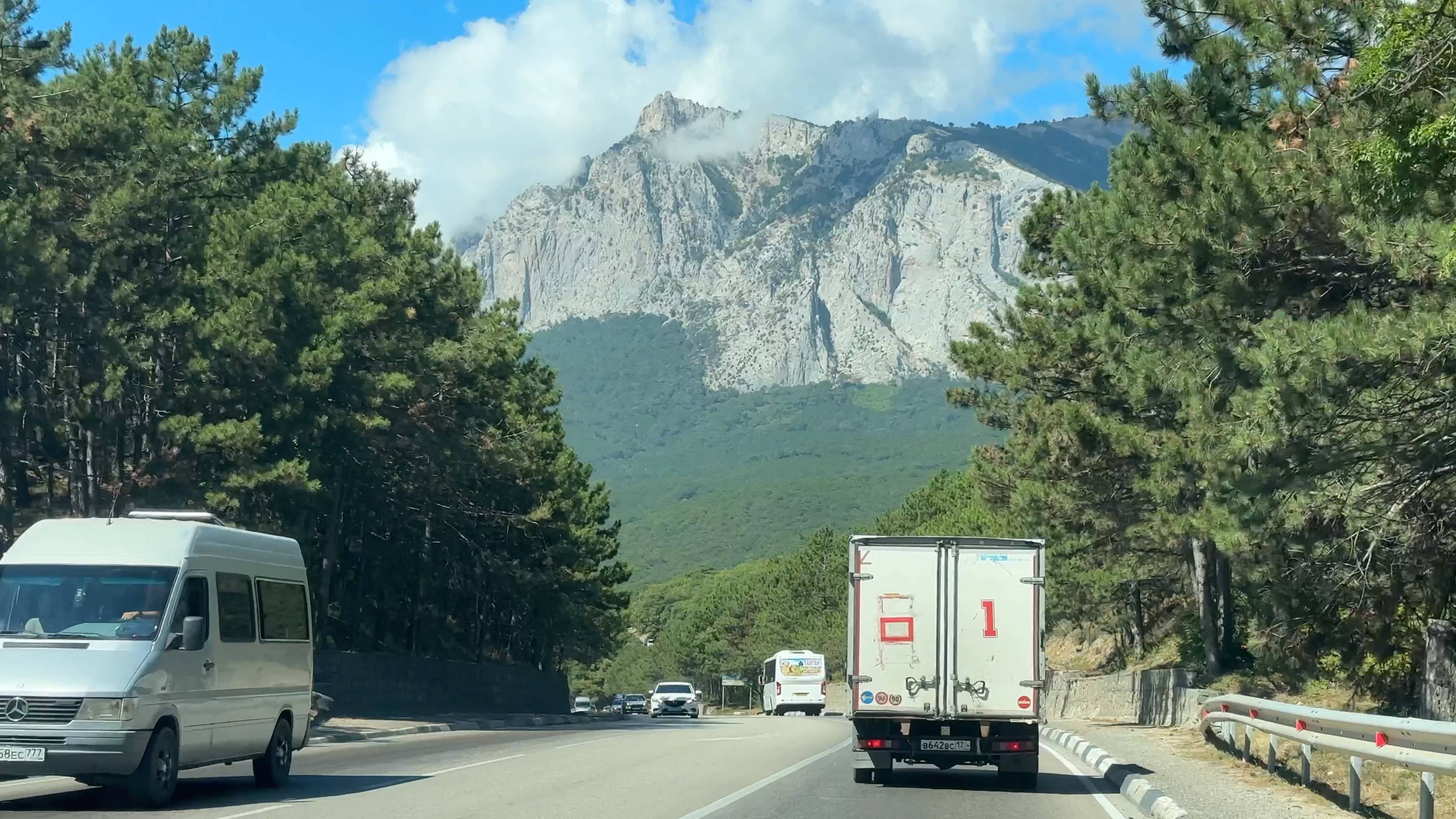 По Крыму на машине. Едем из Ялты до Симеиза и обратно по Южнобережному шоссе. Ялтинские улицы.