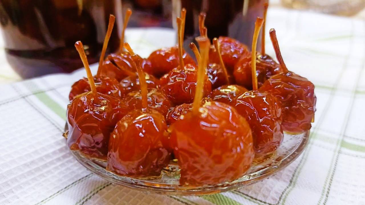 Райские яблочки Варенье с веточками.