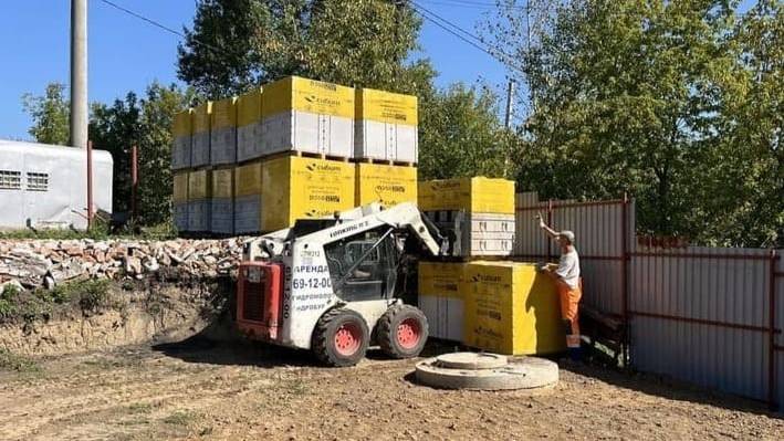 Быстрая и аккуратная разгрузка газоблоков мини-погрузчиком