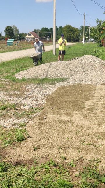 Отсыпаем въезд щебнем и отсевом.