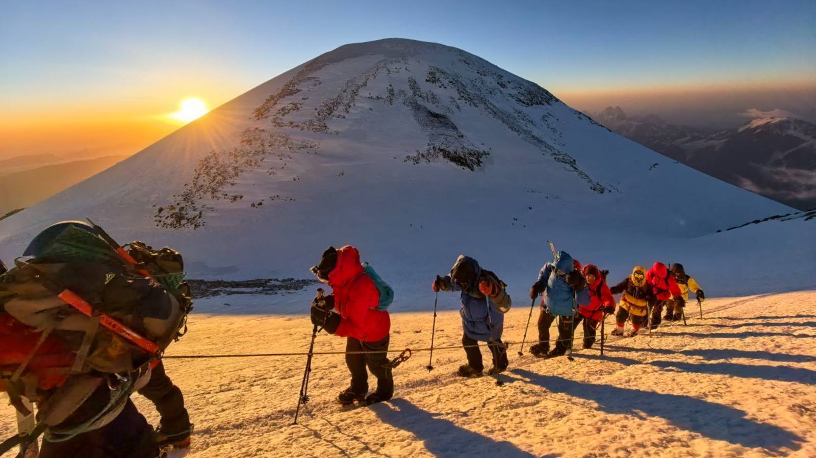 Группа Клуба 7 Вершин «Электролиты» совершила восхождение на вершину Эльбруса