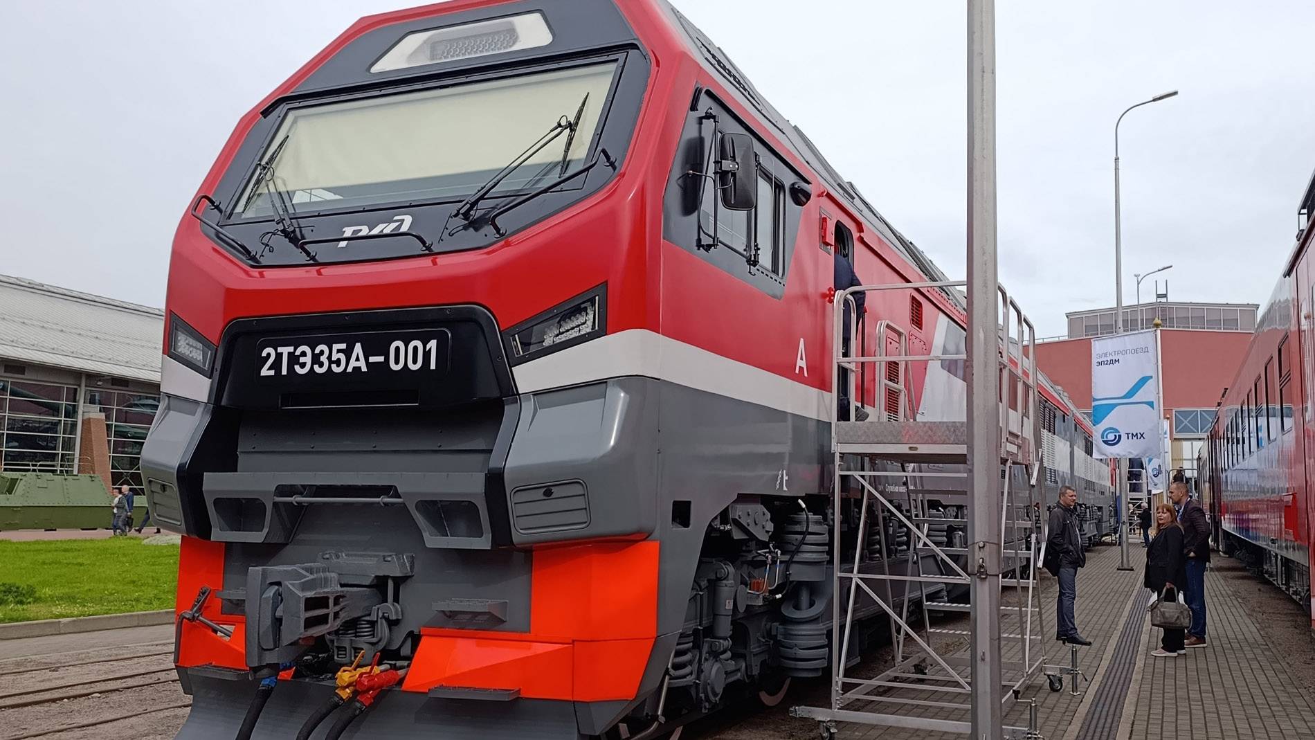 Ж-д салон-2025, серия 1. Два тепловоза - ТЭ26 и 2ТЭ35А