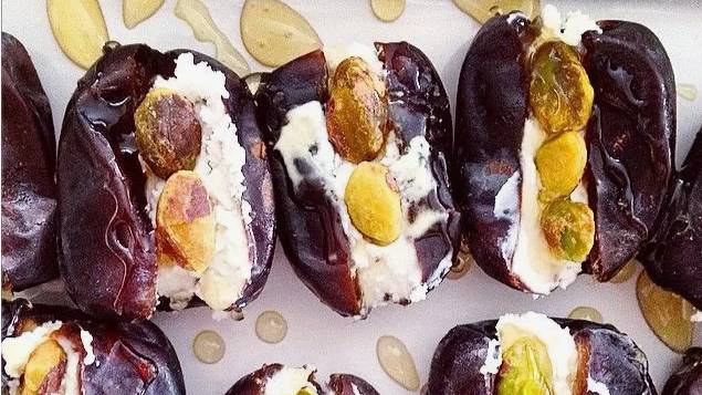 Фаршированные финики с творожным сыром, орехами и мёдом.