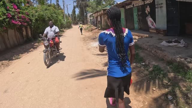 РЫНОК БАНКЕРОХАН на МОМБАСА  БЫСТРЫЙ РОЗЖИГ АФРИКАНСКОЙ ПЕЧКИ и БОРЩ ГОТОВ