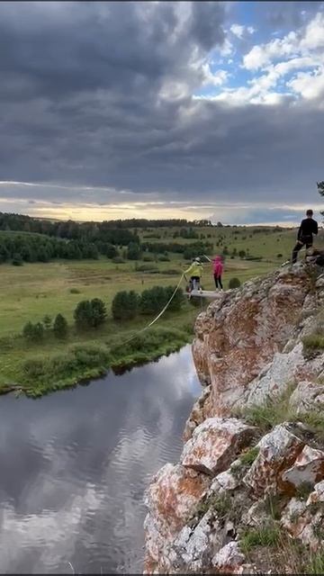 Роупджампинг, прыжок с веревкой со скалы 30 метров на Урале: Развлечения Агентства Экстрима АХАА