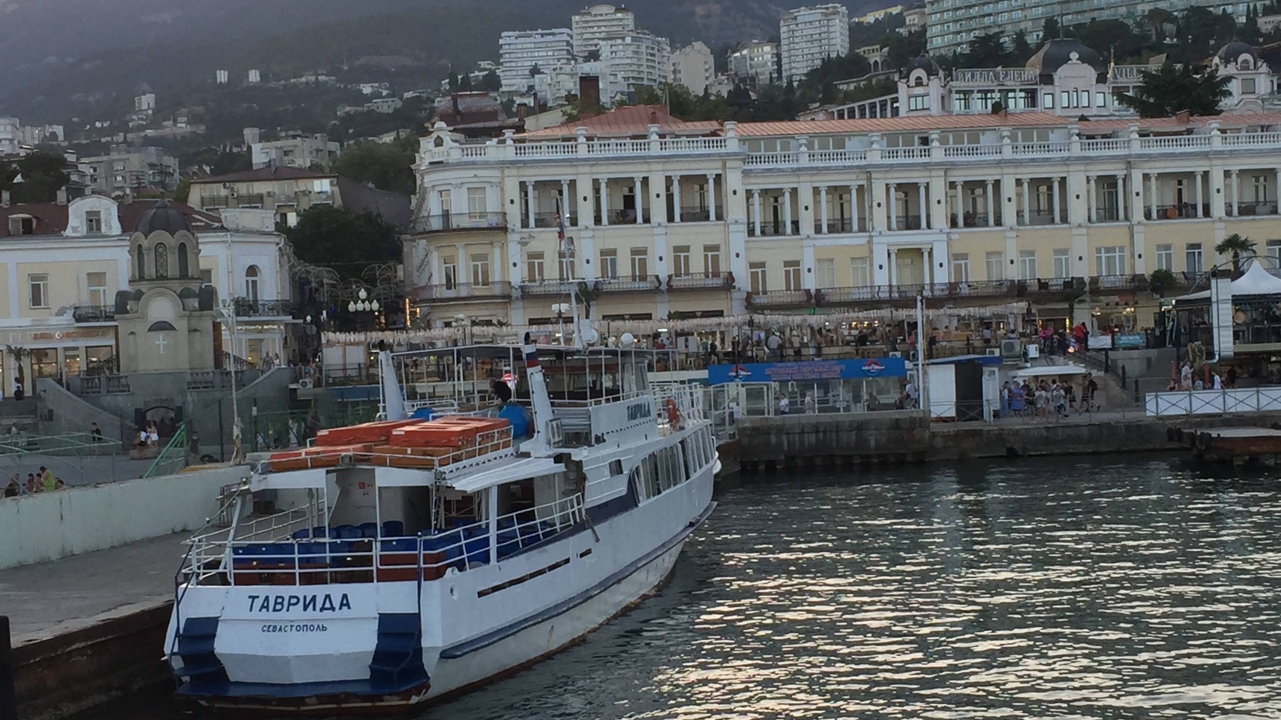 Морская экскурсиям на теплоходе от Ялты до ласточкина гнезда. Отдых в Крыму. Путешествие.