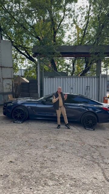 BMW 8 серии на примерке дисков в 20-ом диаметре