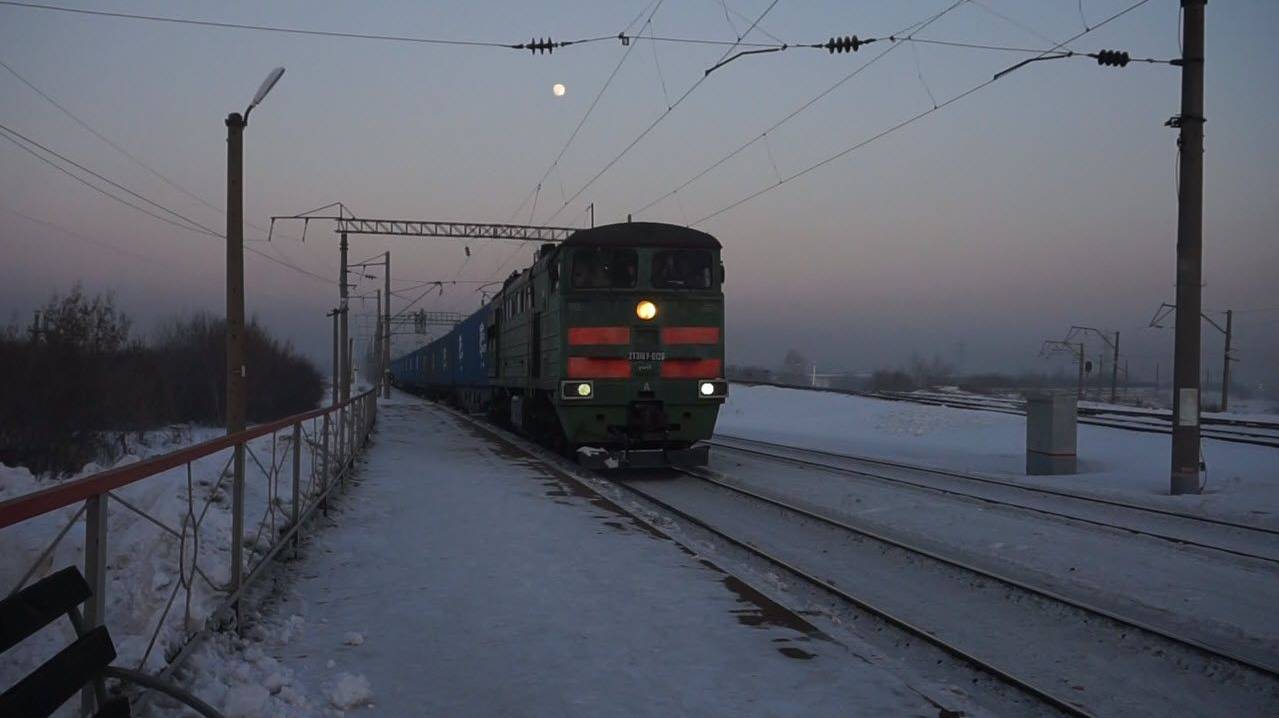 Тепловоз 2ТЭ10У-0126А. Половинка с контейнерным поездом и приветливой бригадой. Звук 10Д100.