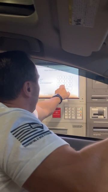 заехали в банкъ снять налички - не вылезая из машины. Это ж Америка