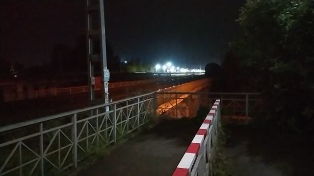 Состав бежит,земля трясётся