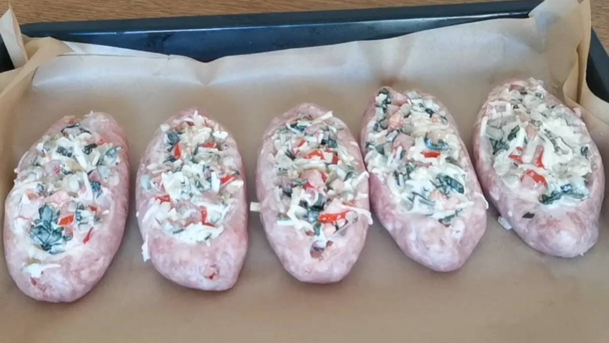 Сочные купаты с начинкой в духовке. Быстрый рецепт для ужина.