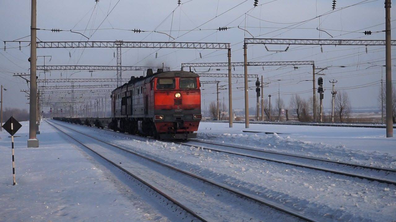 Тепловоз 2ТЭ10У-0192 с фитинговыми платформами. Звук 10Д100.