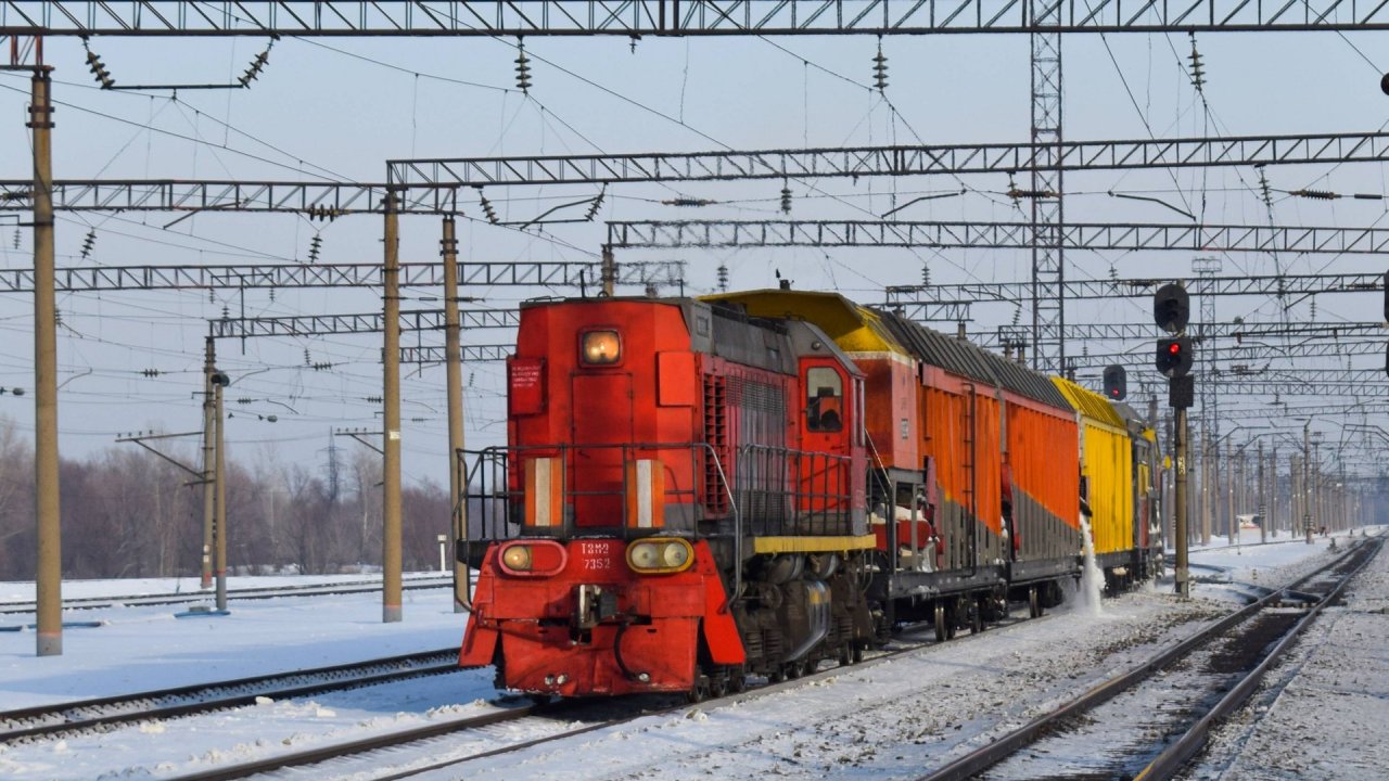 Тепловоз ТЭМ2-7352 и СМ2М-1190. Снегоуборочный поезд в работе.