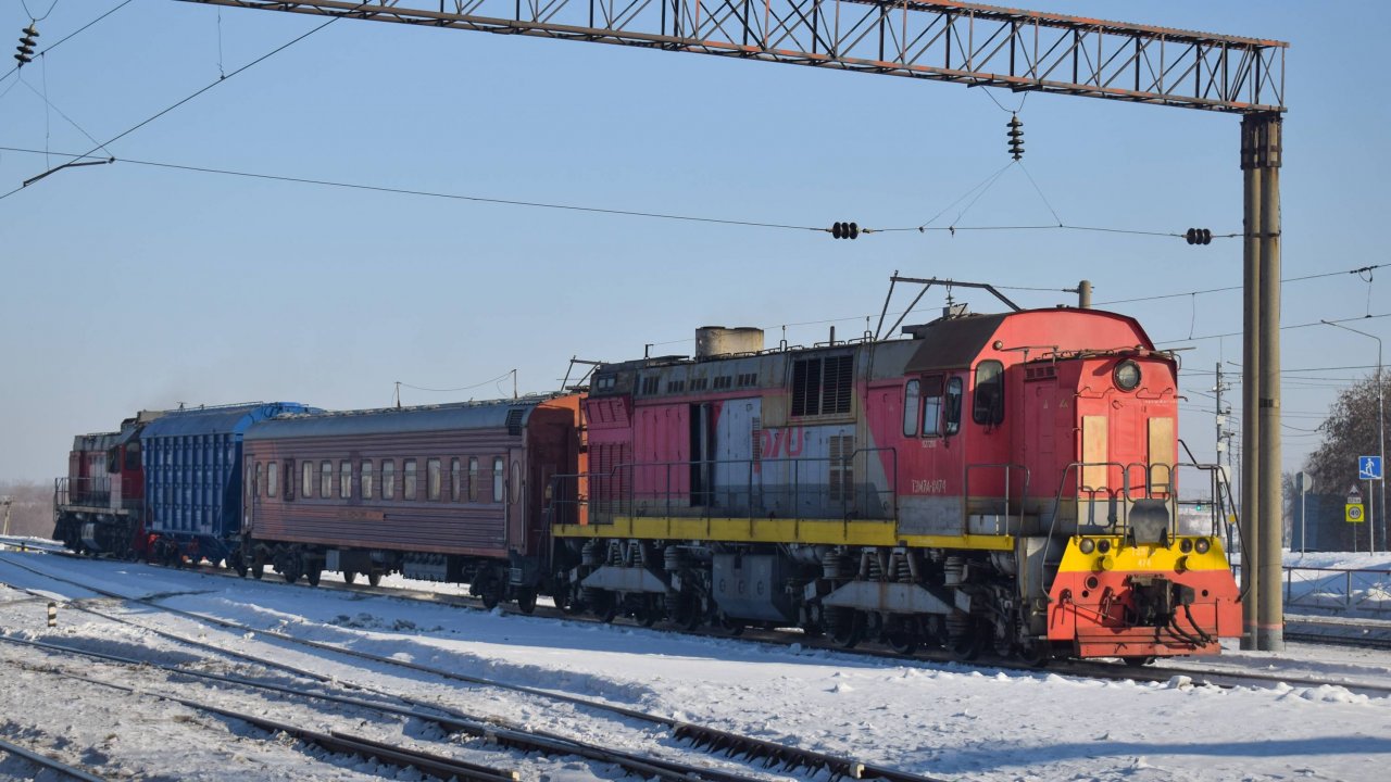 Тепловозы ТЭМ7А-0474 и ТЭМ18ДМ-428. Испытания нового вагона-зерновоза.