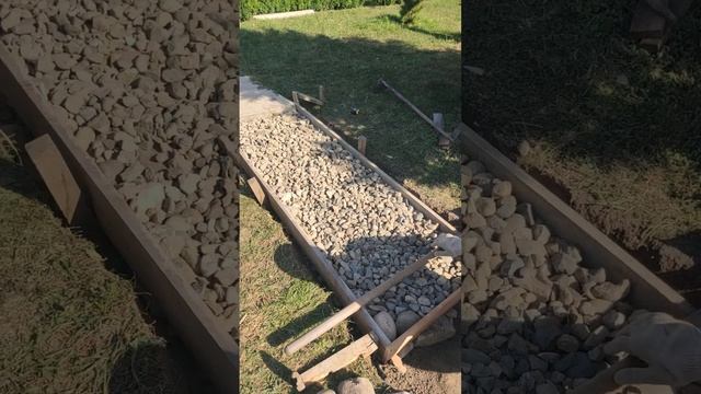 Подготовка основания и бетонирование дорожки.