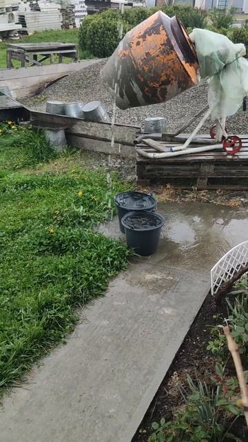 Апрельский ливень. Скоро начнутся осенние дожди, а пока стоит засуха.