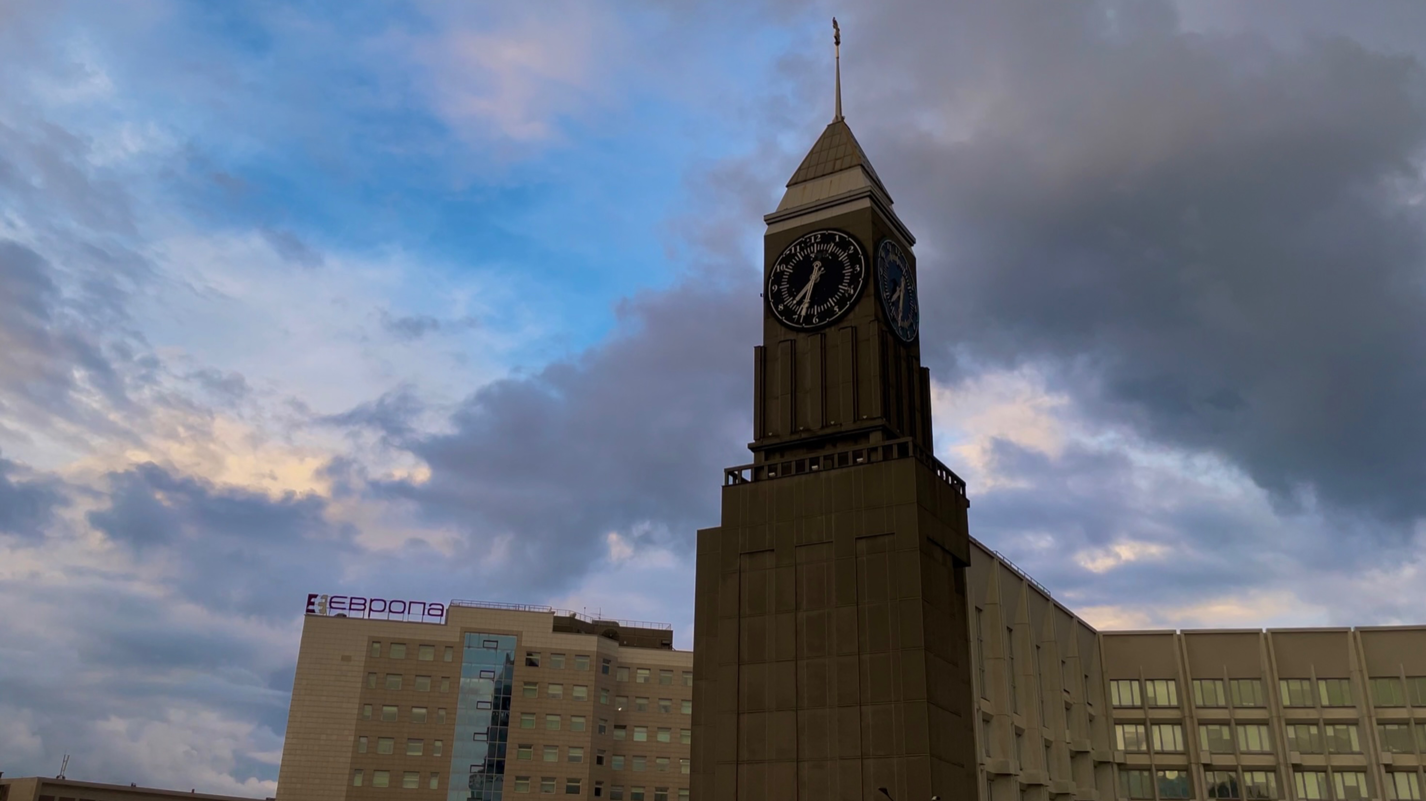 В центре Красноярска башня очень похожая на «Биг - Бен». Эпизод 15