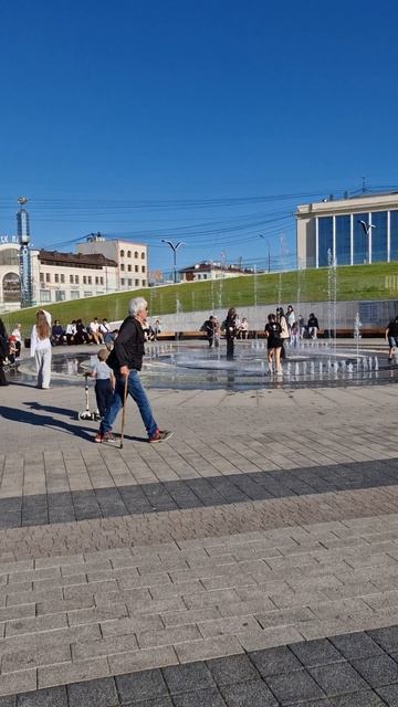 Светомузыкальный фонтан на площади Республики г. Якутска 2 сентября 2025 года.