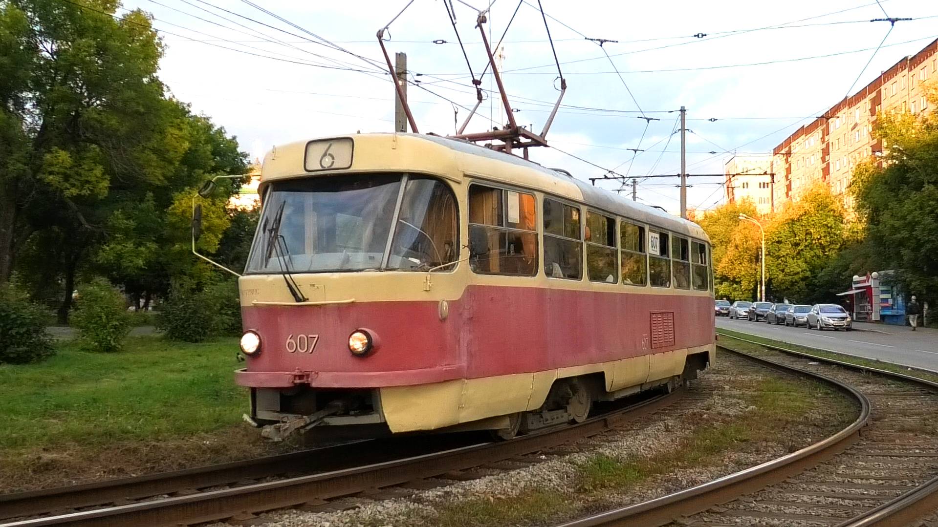 Трамвай Екатеринбурга Tatra T3SU СМЕ №607/608 маршрут 6 следует по улице Тверитина