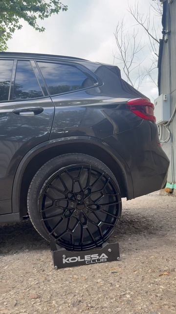 BMW X3 в кузове G01 на примерке дисков в 20-ом диаметре