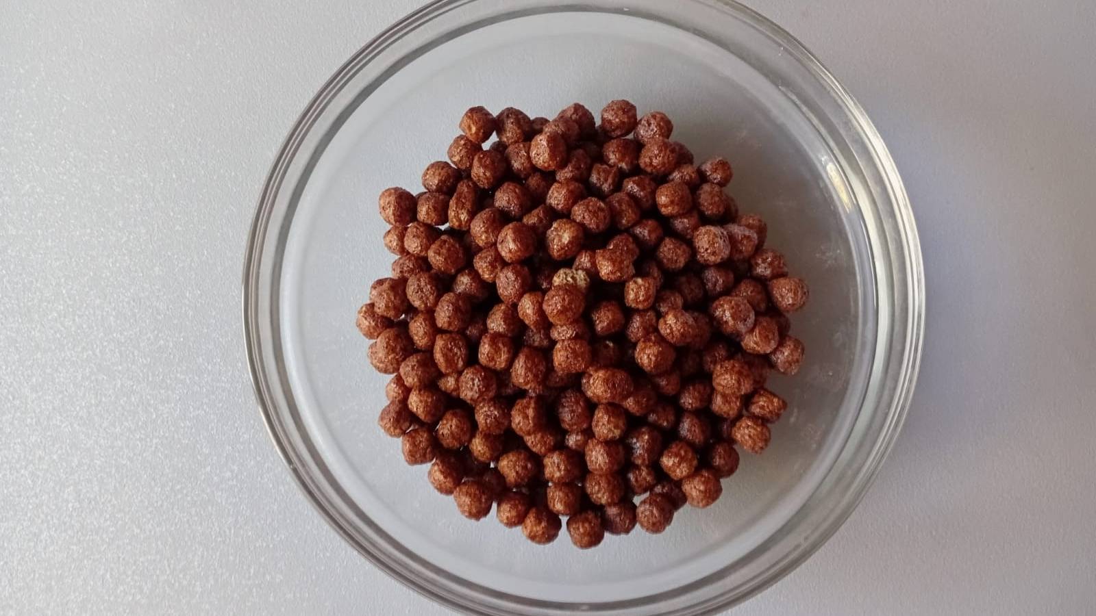 Торт из шоколадных шариков для завтрака