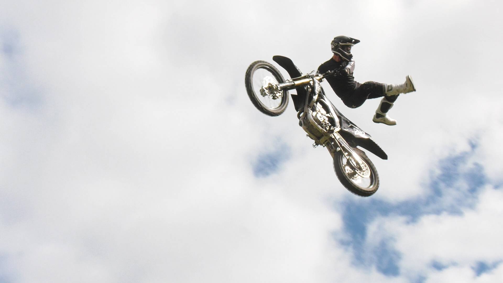 В Копейске прошло экстремальное мотофристайл-шоу