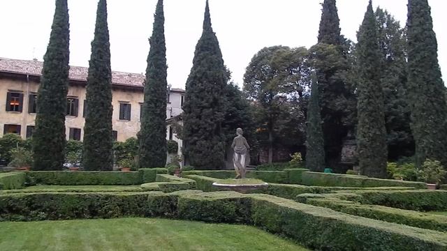 Кипарисы ,лимоны и статуи в лабиринте Садов Джусти!