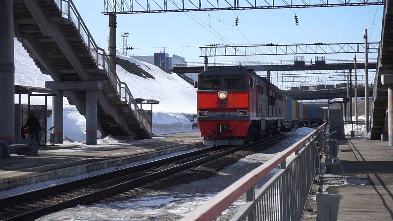 Тепловоз 2ТЭ116-0632 с контейнерным поездом.