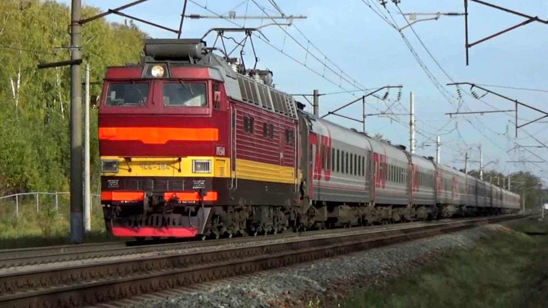 Пригородный ЭД9М-0198 Ковров-Вязники и ЧС4т-364 с пассажирским поездом.