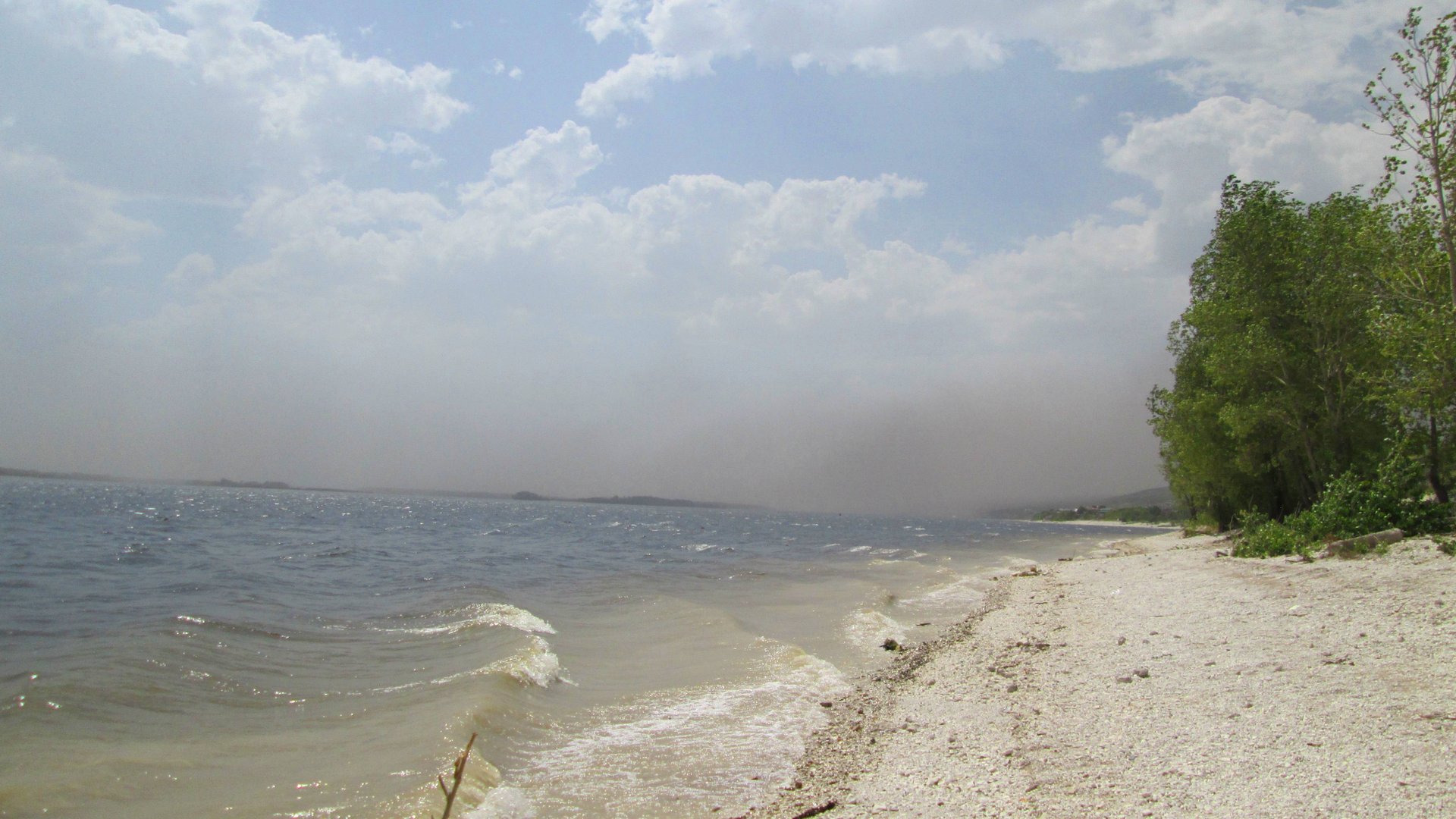 Пыльная буря на Волге прошла рядом и подняла большие волны
