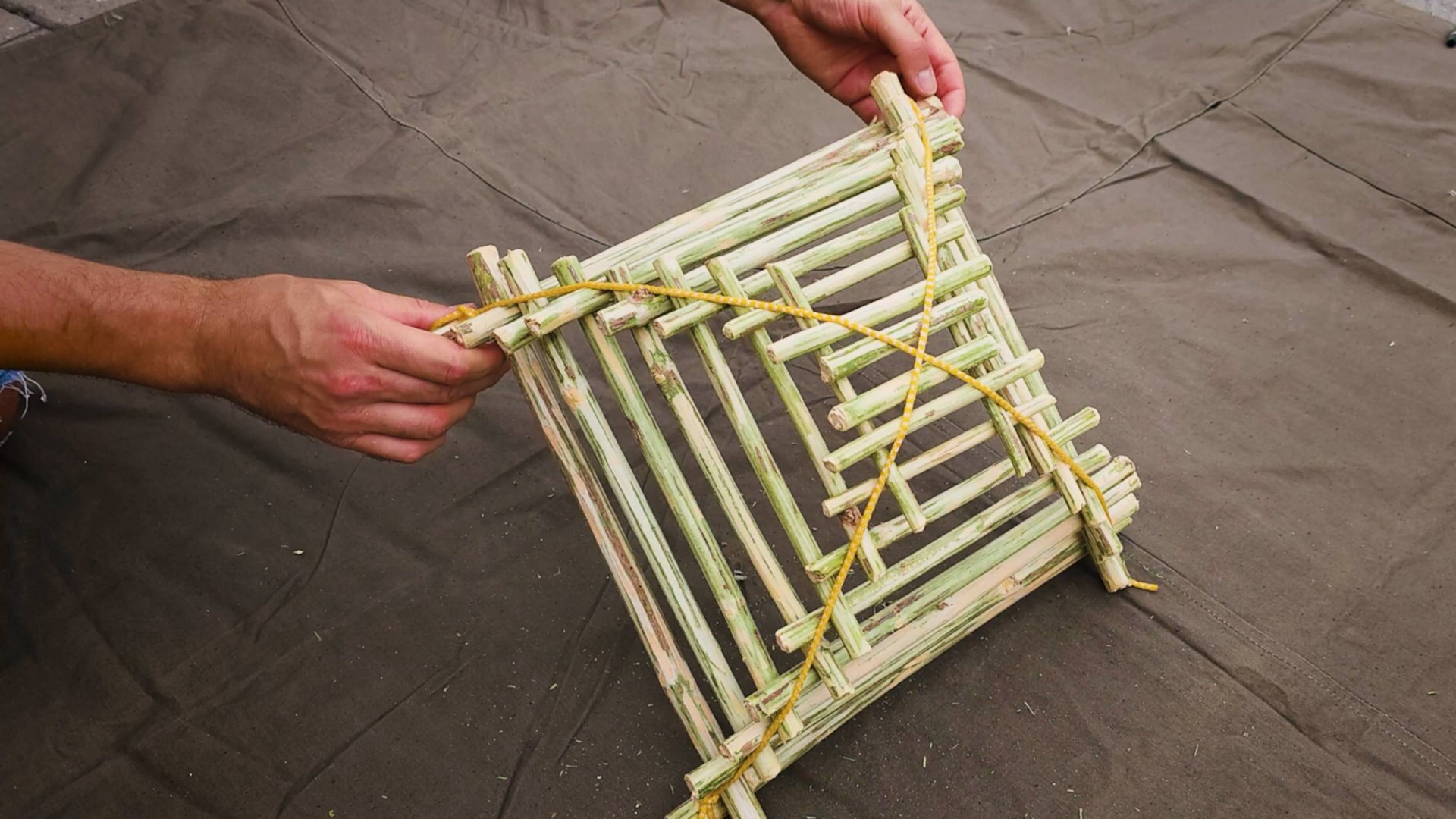 ПОТРЯСНАЯ штука своими руками из ДЕРЕВА в лесу!