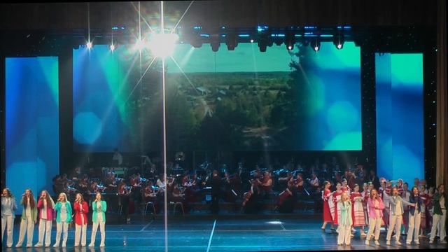 Завершающий номер отчетного концерта детской школы искусств _Гармония_ _Детства яркий свет..._