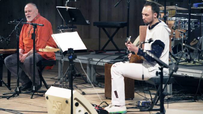 Главный фольклорист России играет на пастушьем рожке.