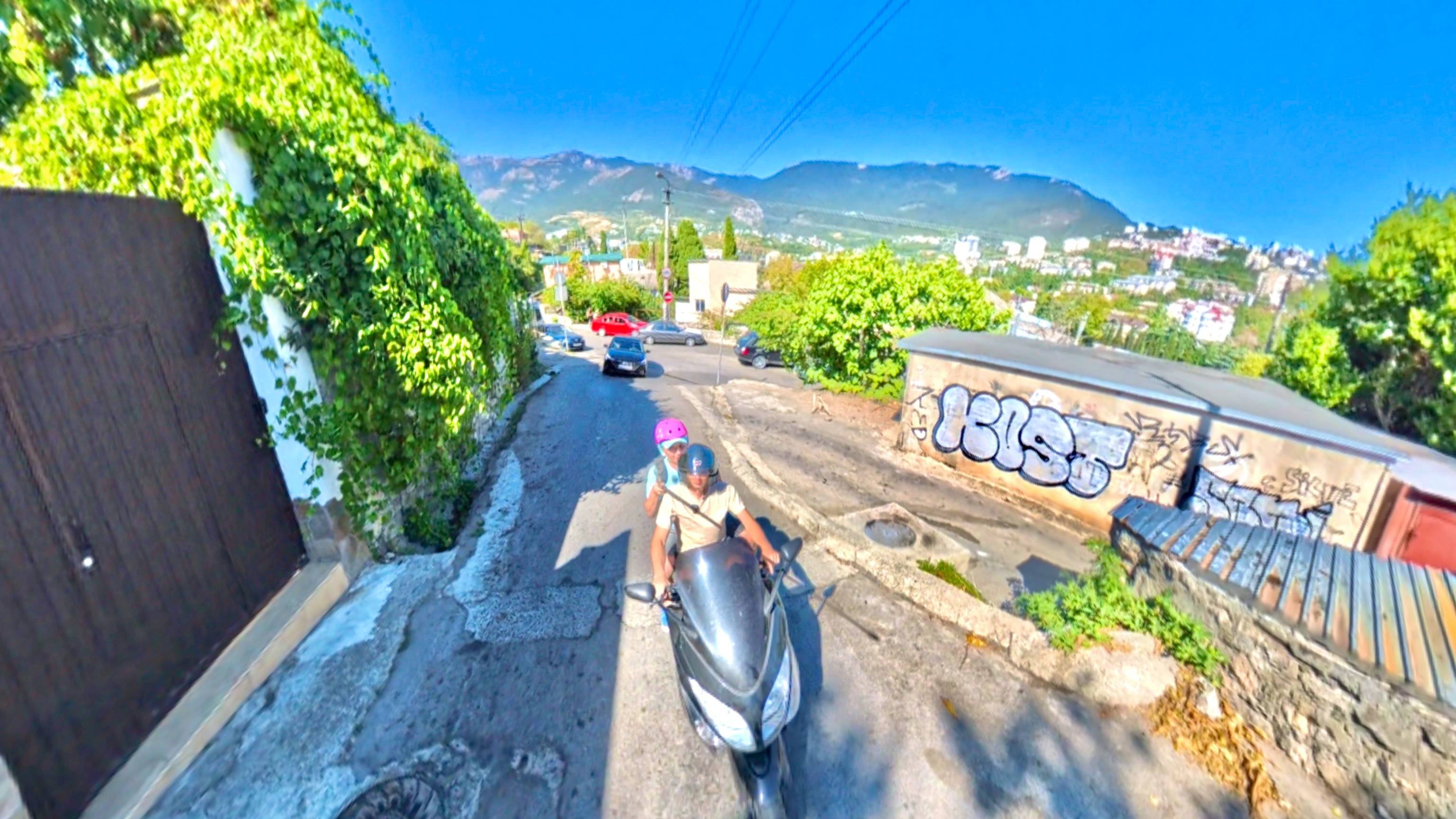 ЯЛТА. ОХОТА НА ЖИЛЬЁ в Бархатный сезон. На мопеде по колоритным улицам. Крым 2025