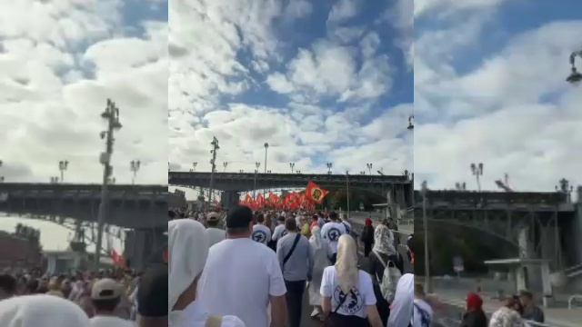 В Москве русские люди собираются на Крестный ход.