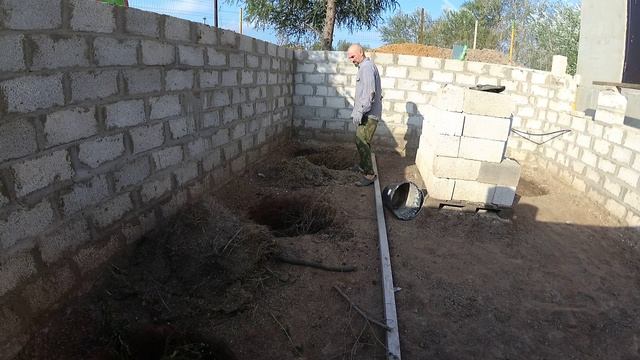 Ямы под посадку готовы. Подземная теплица у дома.